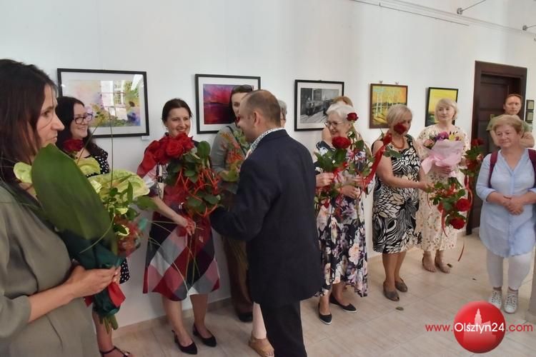„Warmia pędzlem malowana” przez malarki z Jonkowa. Nowa wystawa otwarta w Galerii Marszałkowskiej