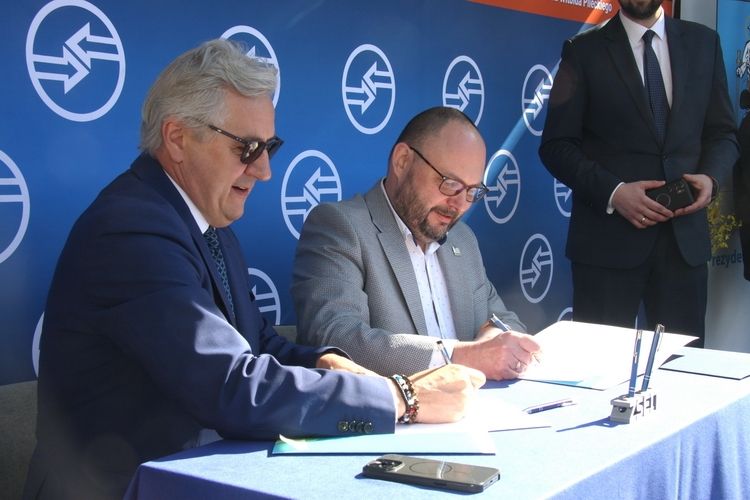 Uczniowie ZSEiT będą szkoleni we współpracy z lotniskiem w Szymanach. List intencyjny podpisany na Elektron Show