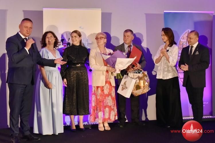 Gala Rodzicielstwa Zastępczego Powiatu Olsztyńskiego. 20 lat pomagają dzieciom potrzebującym nowych rodzin