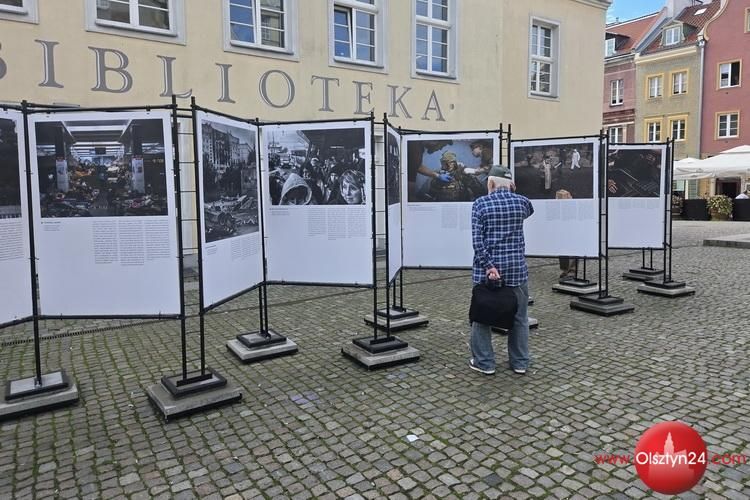 „Oczy wojny” – wystawa zdjęć polskich fotografów z wojny przeciw Ukrainie prezentowana jest w Olsztynie