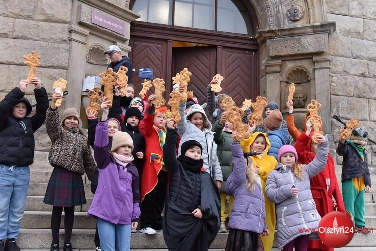 Deszczowa pogoda małym miłośnikom bajek niestraszna. Bajkowy korowód przeszedł ulicami Olsztyna