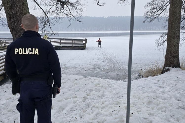 Senior wpadł do przerębla, uratowali go policjanci