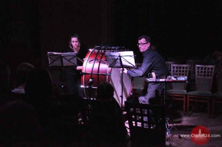 Performance wielkiego bębna z Percusion Duo w MOK-u