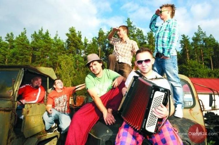 Enej ładuje akumulatory na Likusach