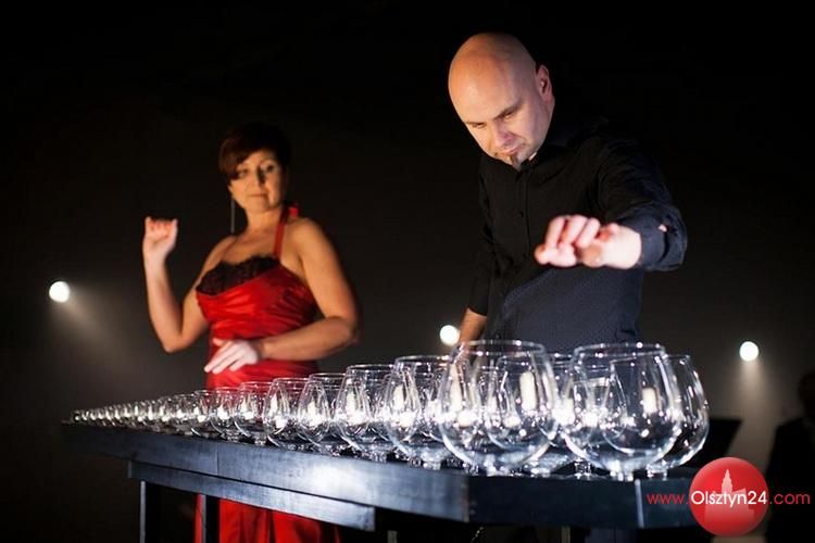 Nieziemskie kieliszki w sali koncertowej olsztyńskiej filharmonii