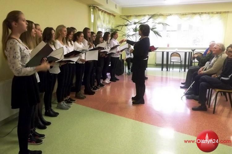 Chór Szkoły Podstawowej nr 14 z koncertem w DPS „Kombatant”