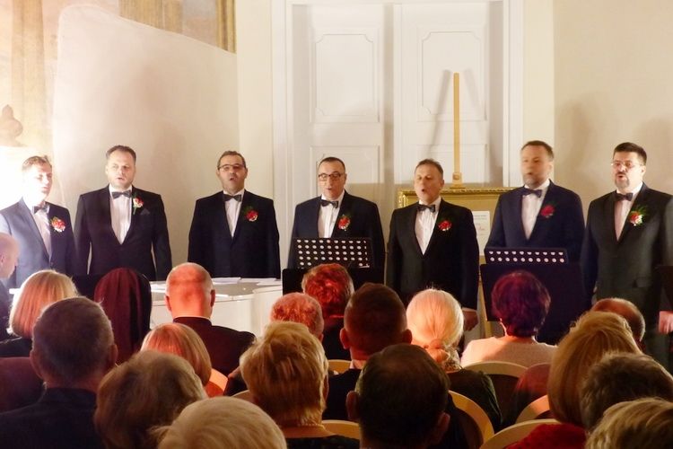 Przybyli ułani pod okienko...