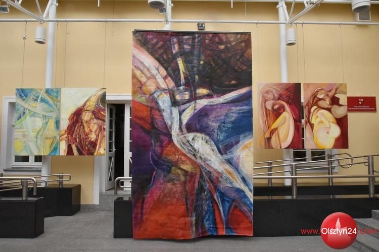 Wystawę „Pomarańczowe drzewko” Małgorzaty Kadelskiej prezentuje Galeria Stary Ratusz WBP