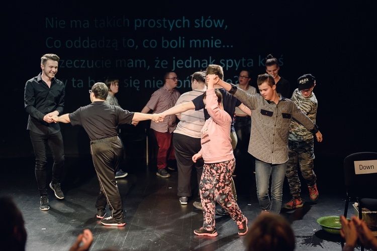 Blaski i cienie życia niepełnosprawnych intelektualnie w spektaklu „Intymnie”