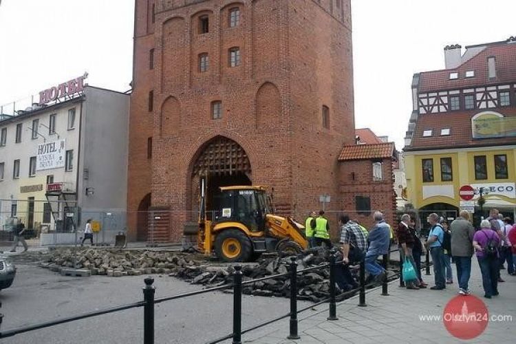 Demontują plac przed Wysoką Bramą
