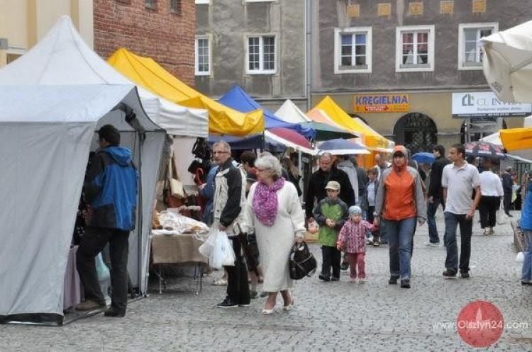 Jarmark Jakubowy w strugach deszczu