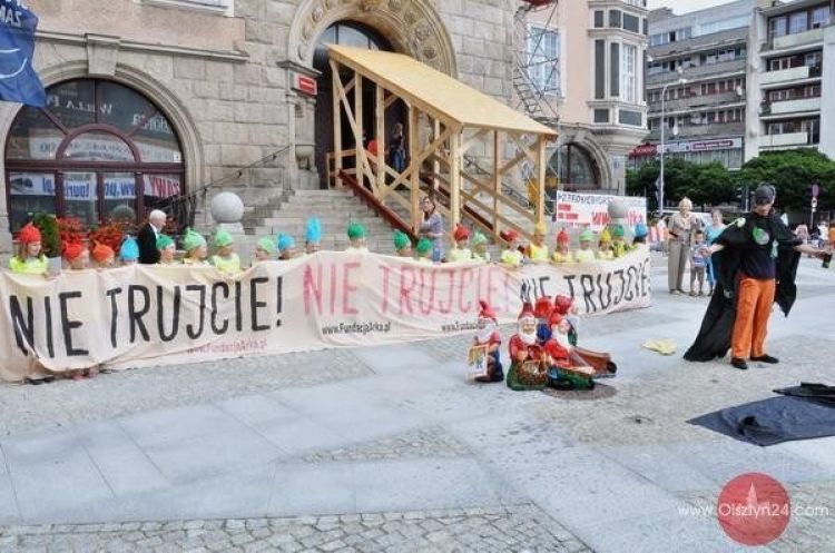 Ekologiczne „krasnoludki” o paleniu śmieci