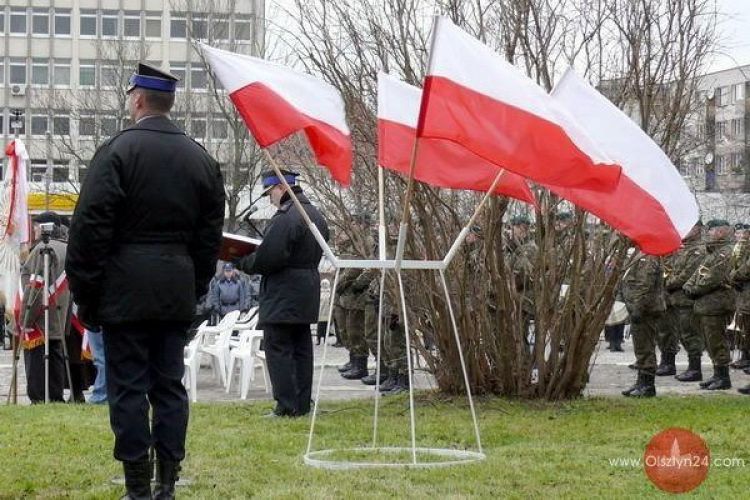 Sto flag na Dzień Flagi RP