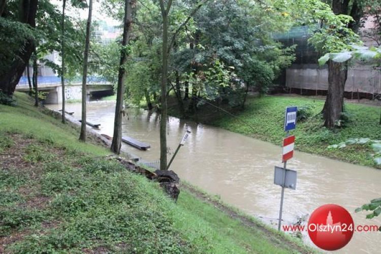 Łyna wylała, droga na Bartąg zamknięta dla ciężarówek