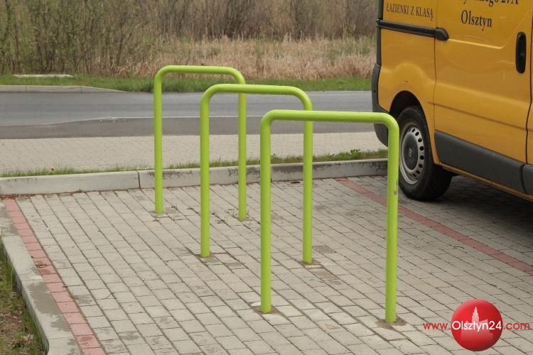 Kolejne barierki zamienione na stojaki