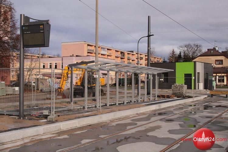 Drogowcy instalują tramwajowe wiaty