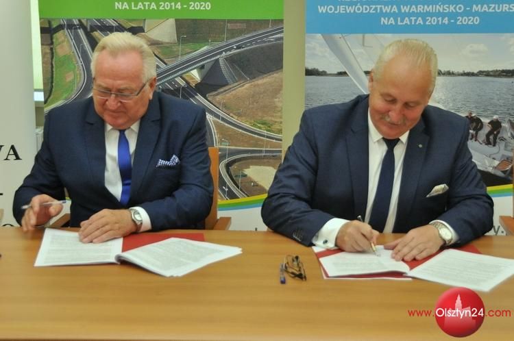 Marszałek podpisał umowę na budowę drogi łączącej powiatową 1448N i DK 16 przez Nikielkowo i Wójtowo