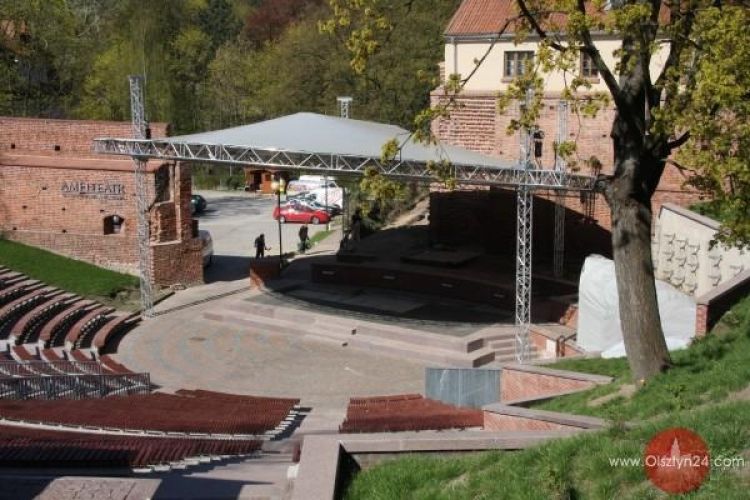 Kłopoty z dachem amfiteatru