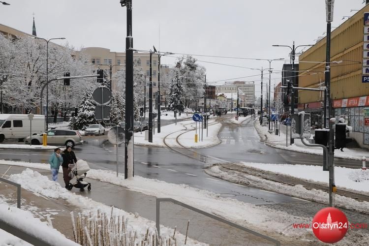 Setki ton soli i piasku trafia na olsztyńskie ulice
