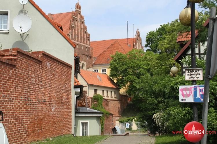 Trwa konserwacja średniowiecznego muru przy ul. Okopowej