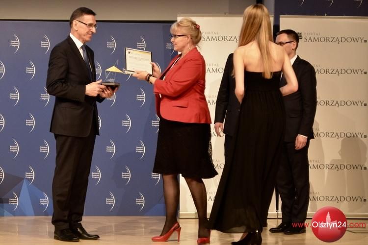 Statuetka już w rękach prezydenta