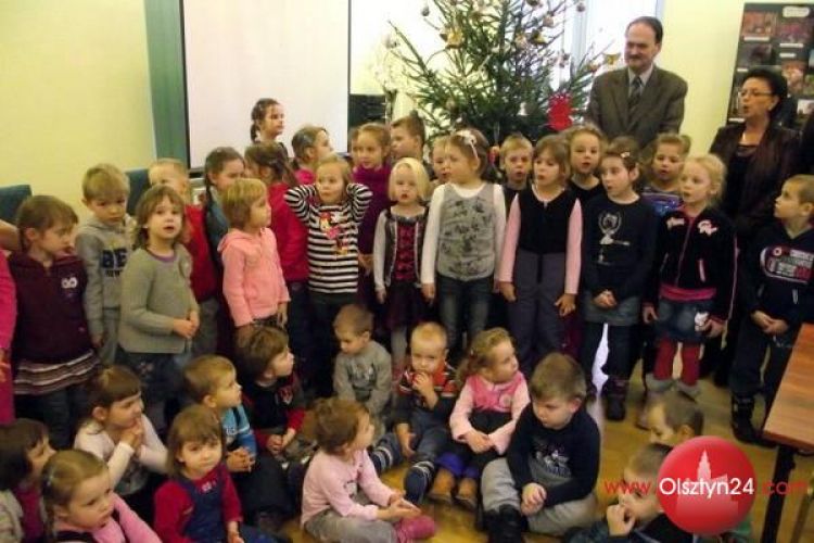 Świąteczna wizyta dywickich przedszkolaków