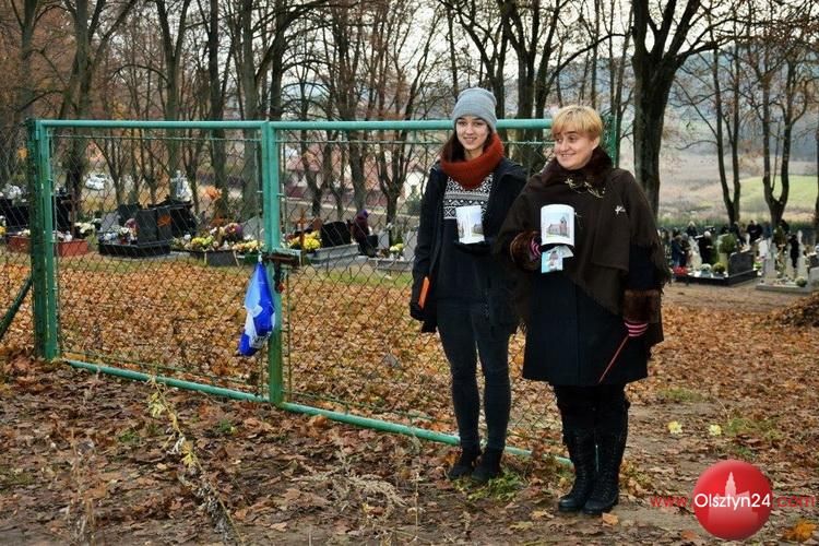 Kwesta z odblaskami na cmentarzu 