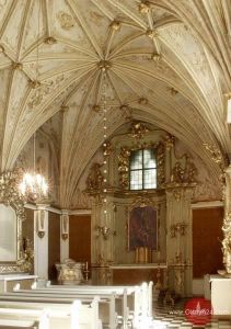 Zamontowano witraż w kaplicy zamkowej 