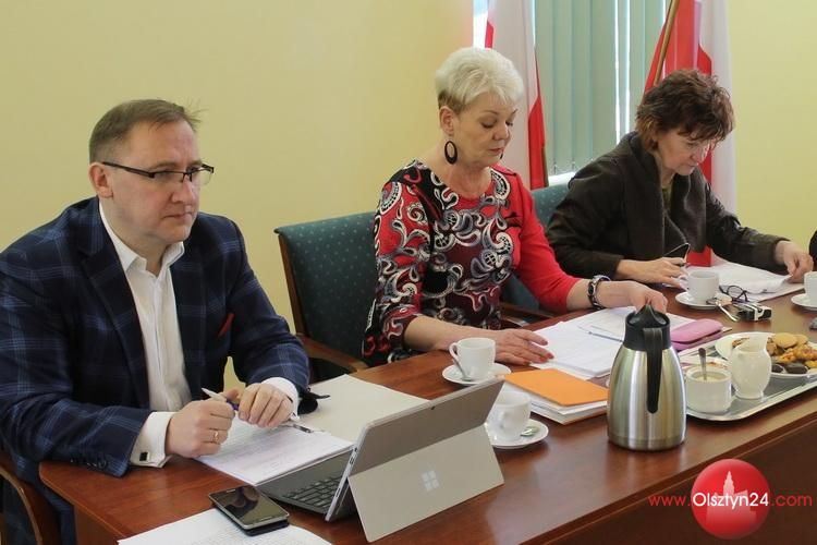 Zmiana patrona szkoły i ulgi dla seniorów