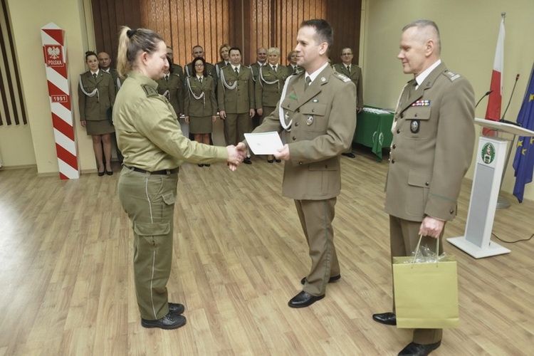 Przyszli oficerowie Straży Granicznej odebrali dyplomy