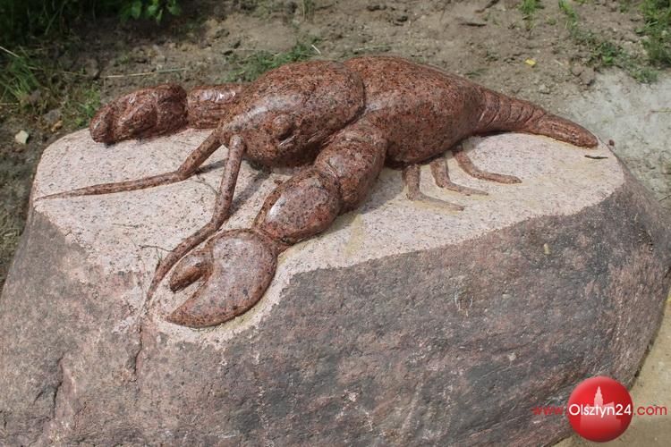 Bajkowe rzeźby nad Jeziorem Dywickim