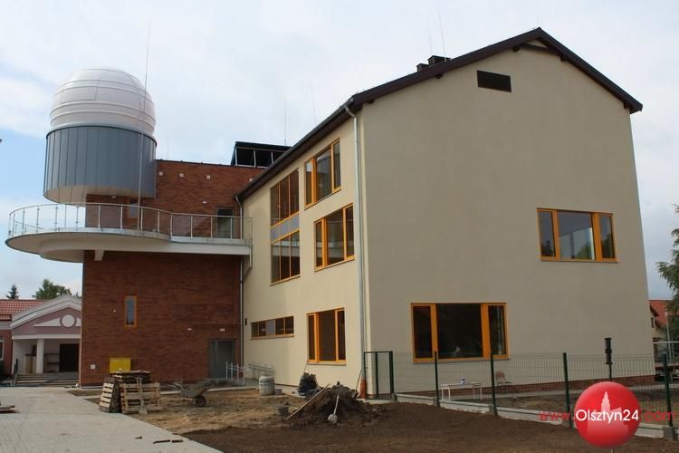 Odbudowana szkoła i obserwatorium astronomiczne w Dywitach