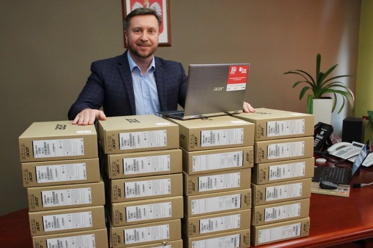 Szkoły z Gminy Dywity otrzymały 24 nowoczesne laptopy!