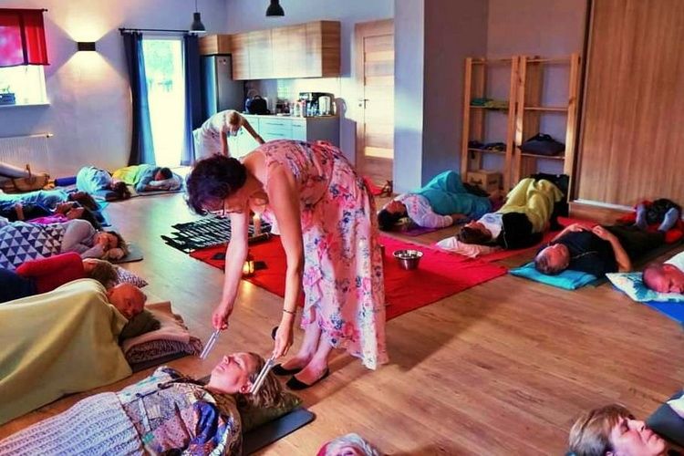 Terapia dźwiękiem w jeziorańskiej Qźni 