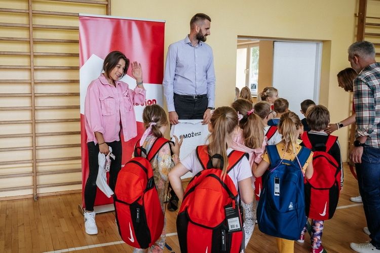 Mistrzowska „szkolna wyprawka” dla pierwszaków od Joanny Jędrzejczyk i Marcina Możdżonka