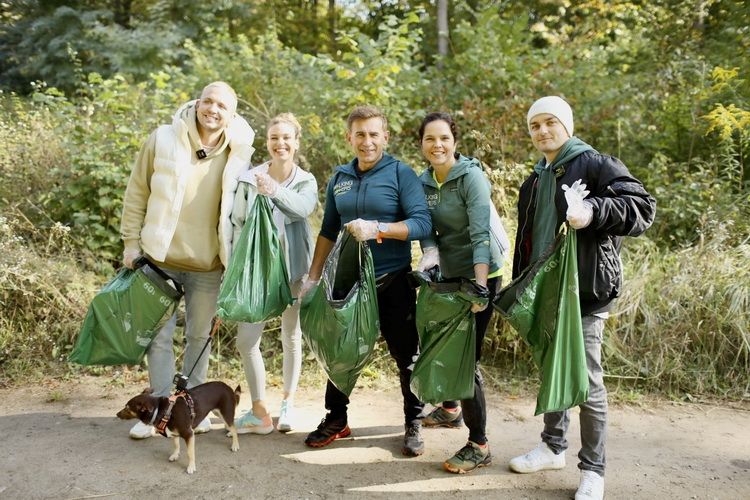 Opony, materac i deska surfingowa – lasy w Giżycku posprzątane