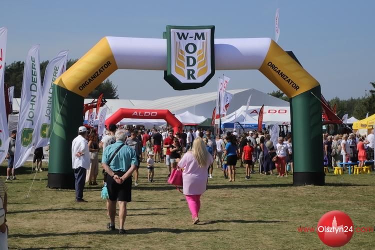 Rolnicy na lotnisku w Gryźlinach