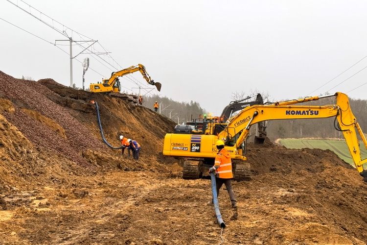 Pociągi wyjadą później na trasę Giżycko-Korsze. Konieczne są dodatkowe prace przy nasypie