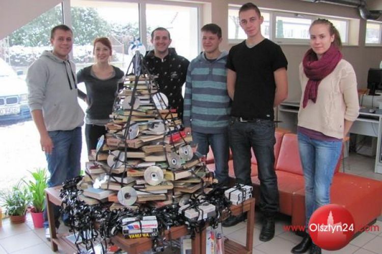 Biblioteczna choinka w OSW
