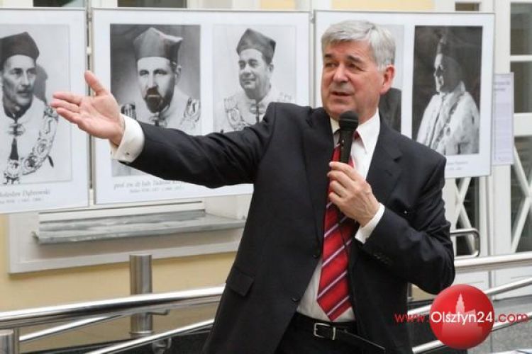 Fotografie rektorów UWM wystawiono w Starym Ratuszu