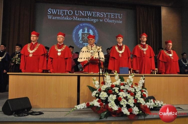 Doktorat honoris causa dla Jerzego Woźnickiego i promocja doktorów na święcie UWM 