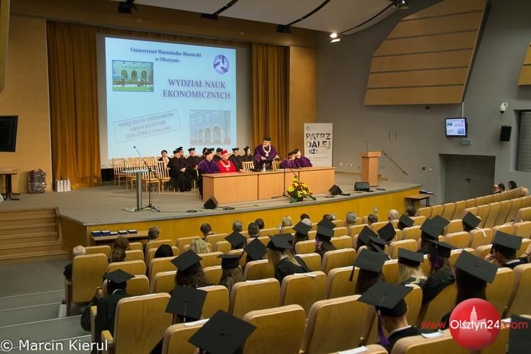 Ekonomiści odebrali dyplomy ukończenia studiów na UWM