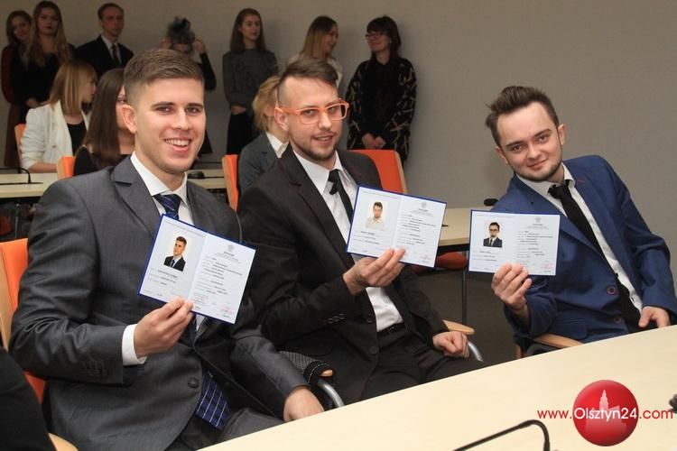 Artyści odebrali uniwersyteckie dyplomy