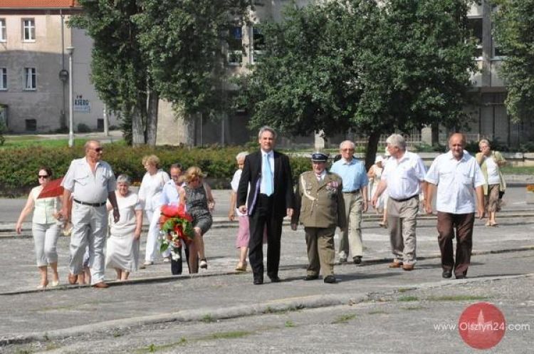 Wieńce pamięci na Placu Solidarności