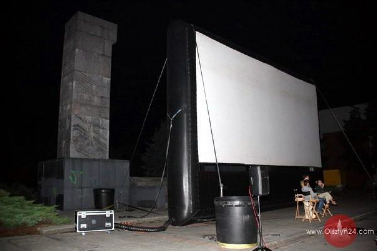 Przygoda z samochodowym kinem