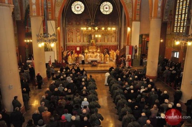 Popiersie biskupa Płoskiego odsłonięto w kościele garnizonowym