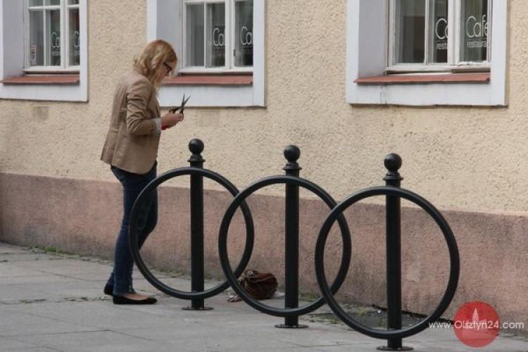 Nowe stojaki dla rowerów ustawiono na starówce
