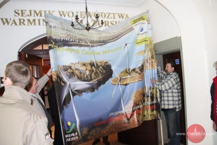 Koalicja „Bezpieczna Energia” przypomniała radnym Sejmiku Województwa o wiatrakach