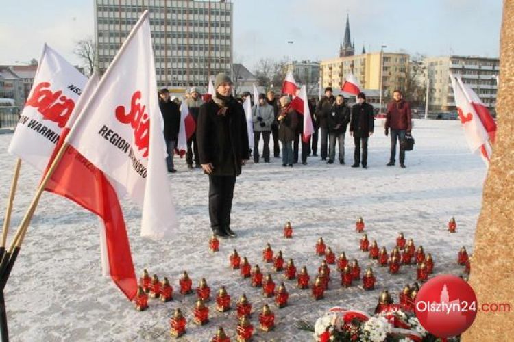 PiS złożyło kwiaty pod Pomnikiem Wolności Ojczyzny