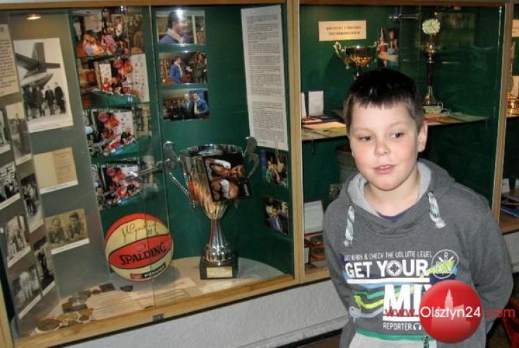 Młodzi turyści w Muzeum Sportu